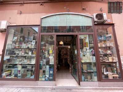 Una volta arrivati notiamo un�ampia vetrina dietro la quale trovano spazio decine di libri dalle copertine e pagine ingiallite